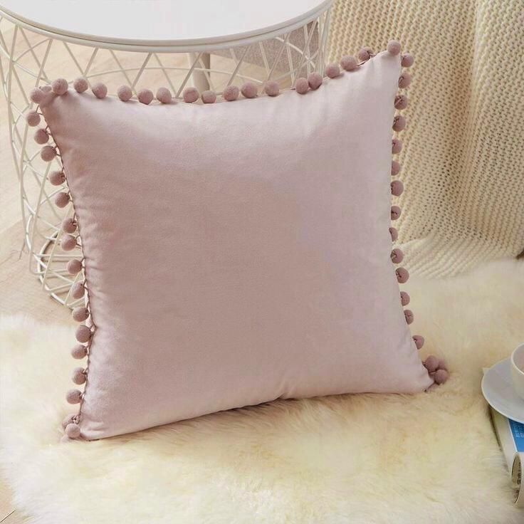 Cojín terciopelo con pompones 45X45 - Rosa pastel-0