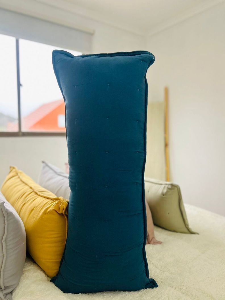 Cojín con detalles bordados 35x90cm - azul-0