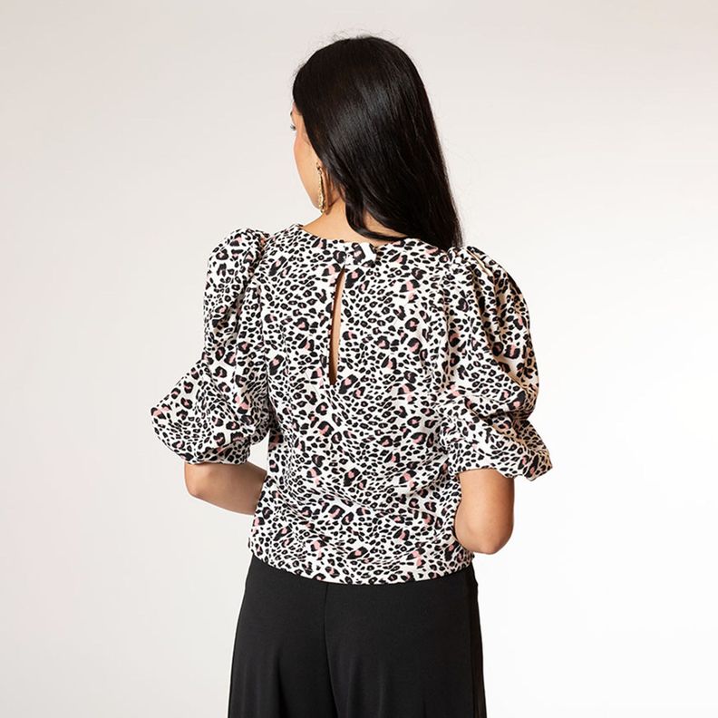 Polera Abril Manga Corta Animal Print Rosa Natalia Seguel-4