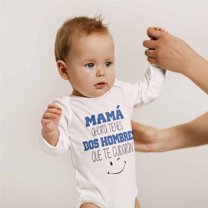 PILUCHOS / BODY DE BEBE ML MAMÁ DOS HOMBRES TE CUIDARÁN-1