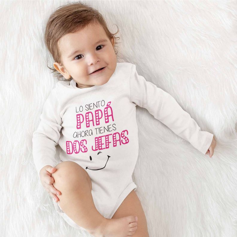 PILUCHOS / BODY DE BEBE ML PAPÁ TIENES DOS JEFAS-1