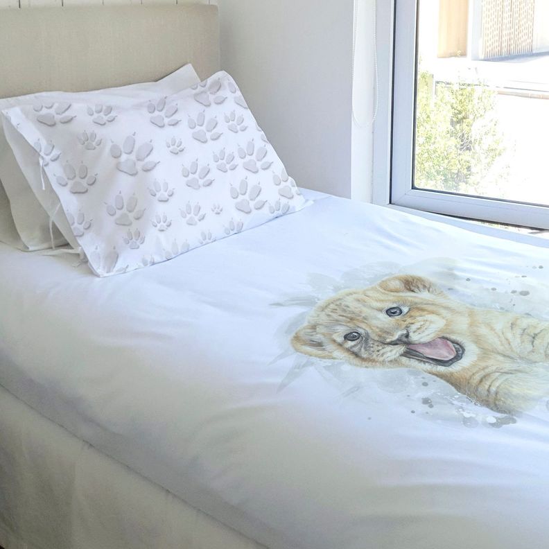JUEGO DE CAMA FUNDA DE PLUMÓN + SABANA BAJERA + 4 FUNDAS ALMOHADA LEÓN VALIENTE 2 PLAZAS-1