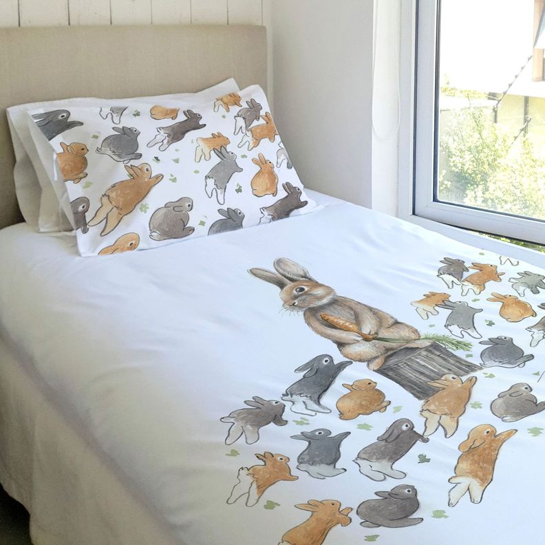JUEGO DE CAMA FUNDA DE PLUMÓN + SABANA BAJERA + 4 FUNDAS ALMOHADA PEDRO RABBIT SUPER KING-1