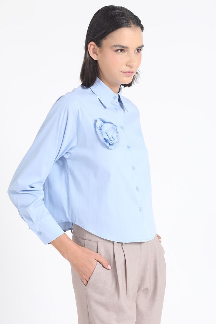 Camisa Poplin Algodón, Aplicación Flor, Celeste Liola-2