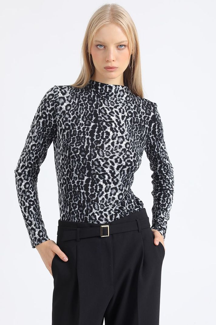 Polera Tipo Beatle, Estampado Animal, Negro Liola-0