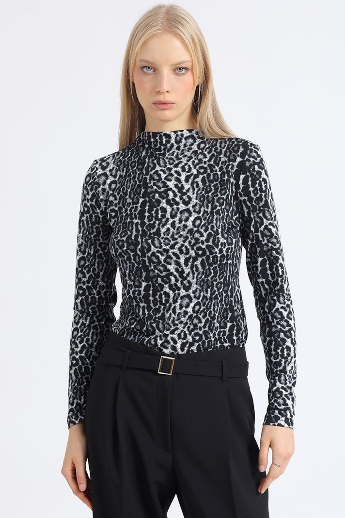 Polera Tipo Beatle, Estampado Animal, Negro Liola-2
