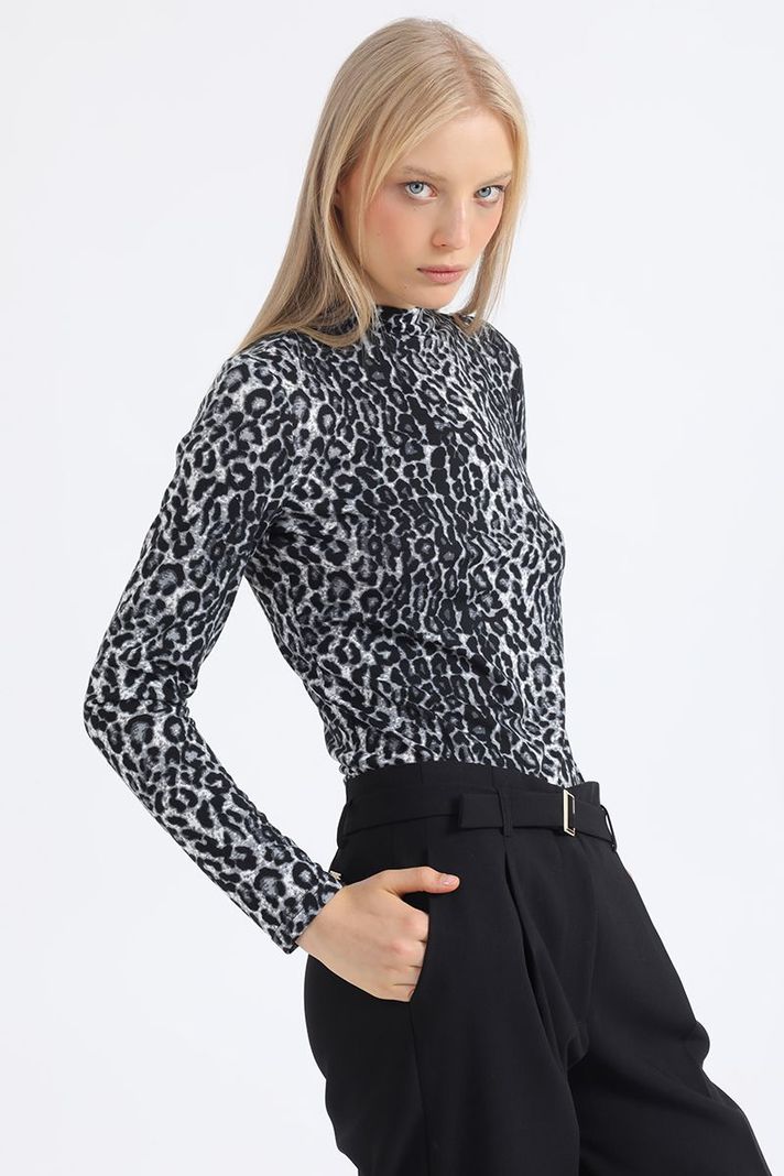 Polera Tipo Beatle, Estampado Animal, Negro Liola-4