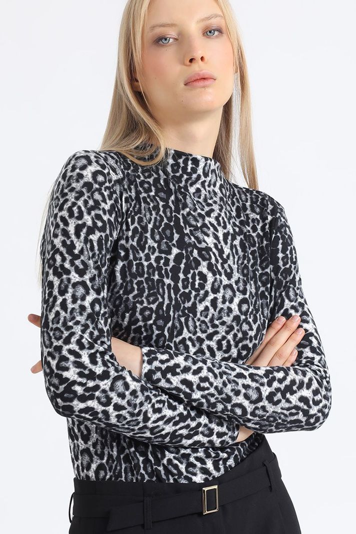 Polera Tipo Beatle, Estampado Animal, Negro Liola-5
