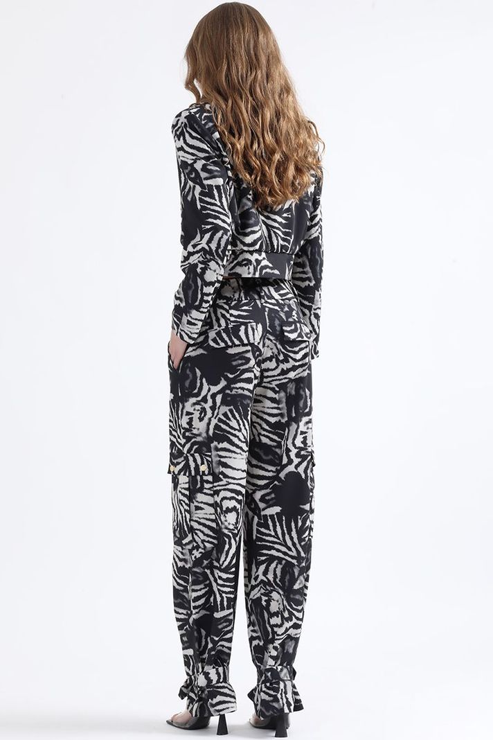 Pantalon Cargo Ancho, Estampado Animal, Negro Liola-2