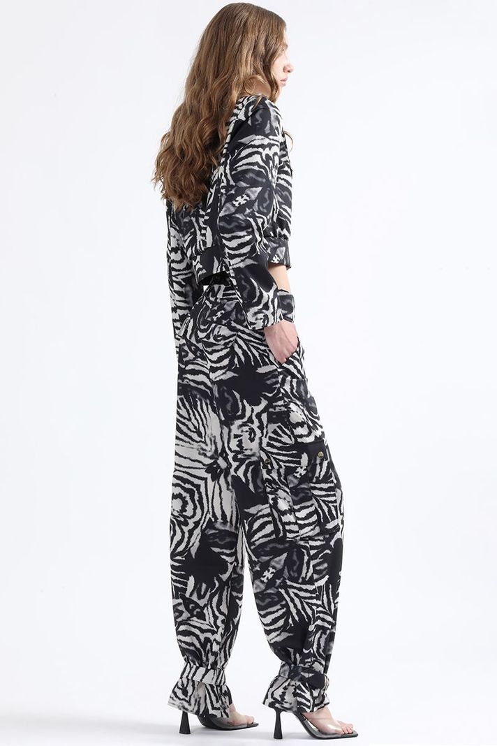 Pantalon Cargo Ancho, Estampado Animal, Negro Liola-3