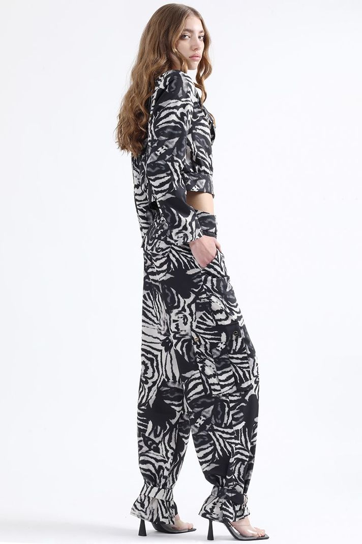 Pantalon Cargo Ancho, Estampado Animal, Negro Liola-4