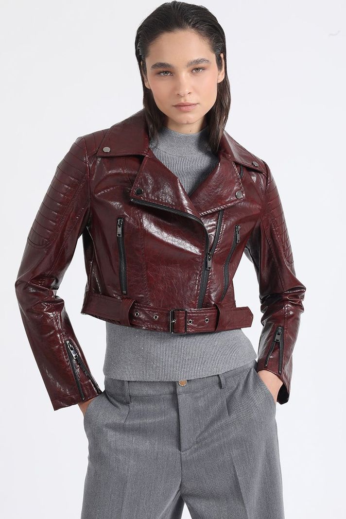 Chaqueta Crop Biker, Efecto Cuero, Burdeo Liola-4