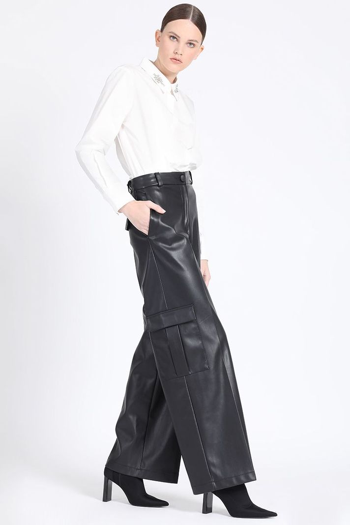 Pantalon Cargo Ancho, Efecto Cuero, Negro Liola-0