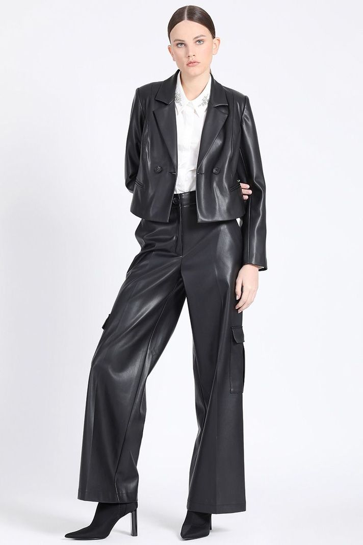 Pantalon Cargo Ancho, Efecto Cuero, Negro Liola-1