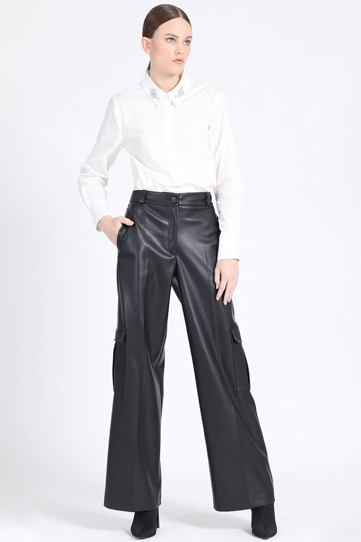 Pantalon Cargo Ancho, Efecto Cuero, Negro Liola-2