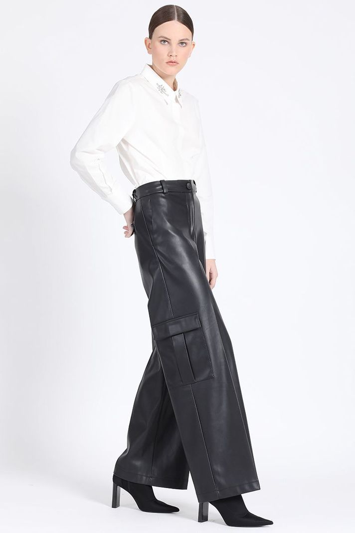 Pantalon Cargo Ancho, Efecto Cuero, Negro Liola-3