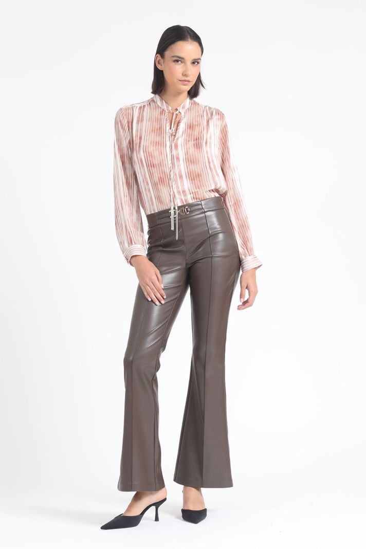 Pantalon Flare, Tiro Medio, Efecto Cuero, Chocolate Liola-0