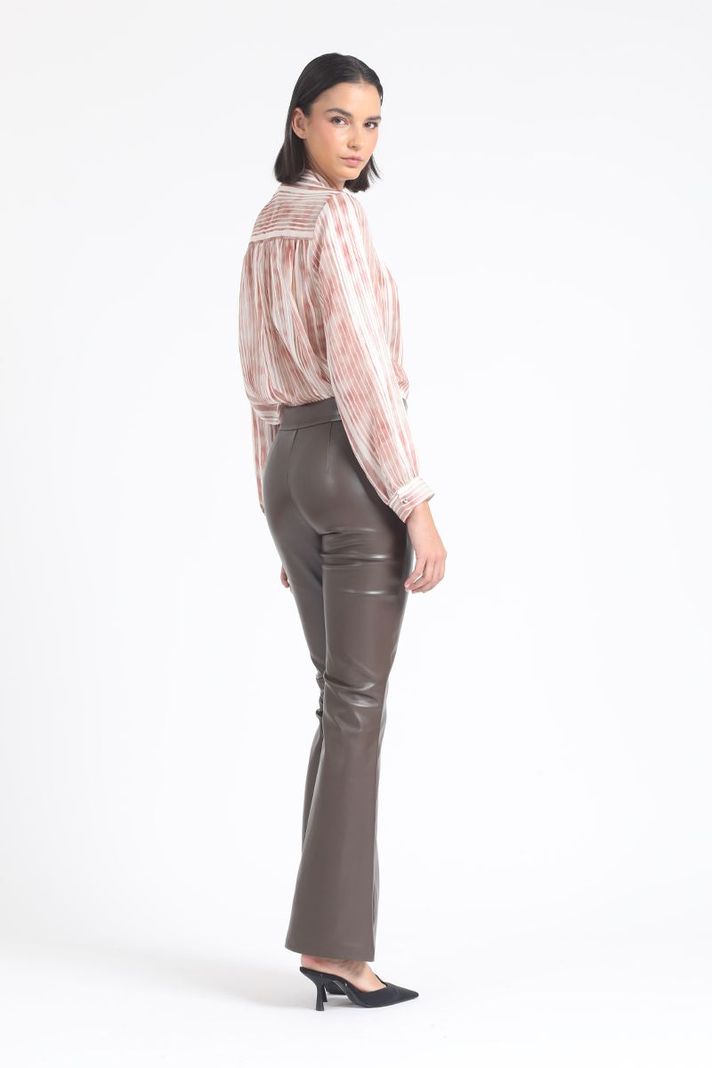Pantalon Flare, Tiro Medio, Efecto Cuero, Chocolate Liola-1