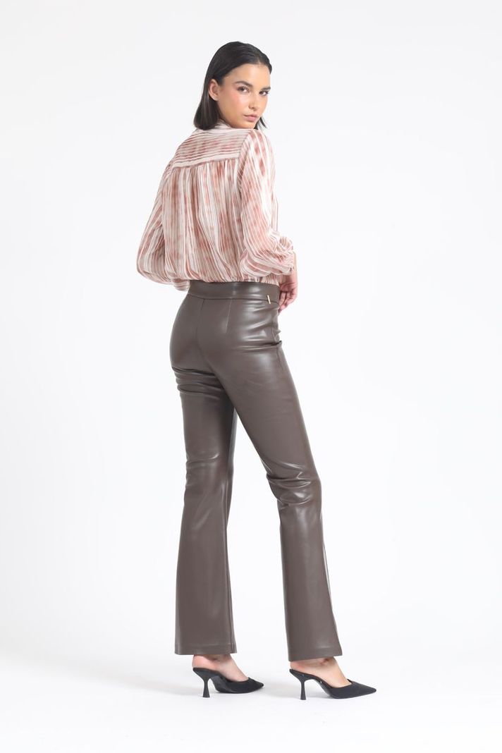Pantalon Flare, Tiro Medio, Efecto Cuero, Chocolate Liola-2