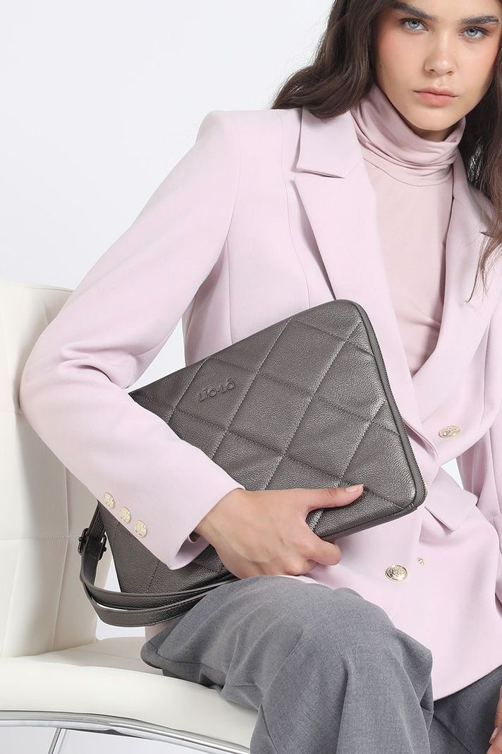 Bolso Laptop, Acolchado, Efecto Cuero Metalizado, Gris Liola-4