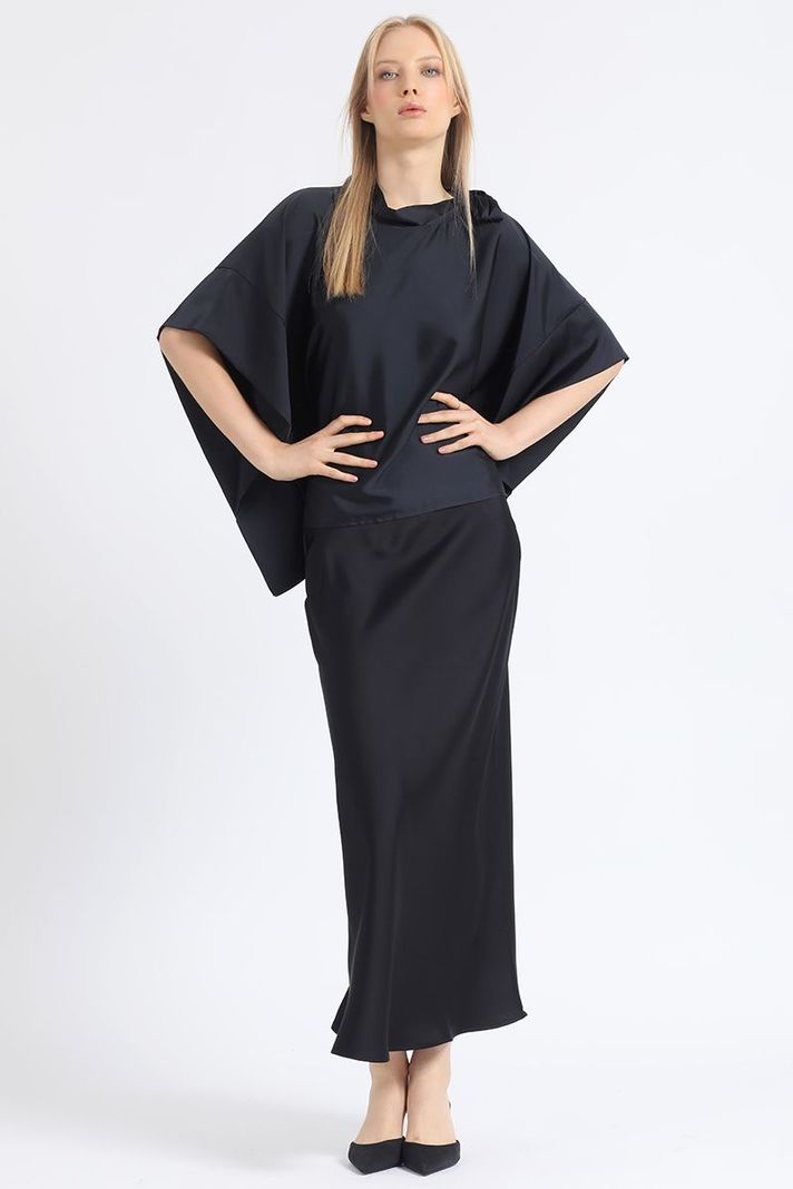 Falda Maxi Sesgada Satin Negro Liola-1