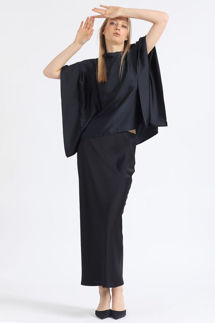 Falda Maxi Sesgada Satin Negro Liola-3