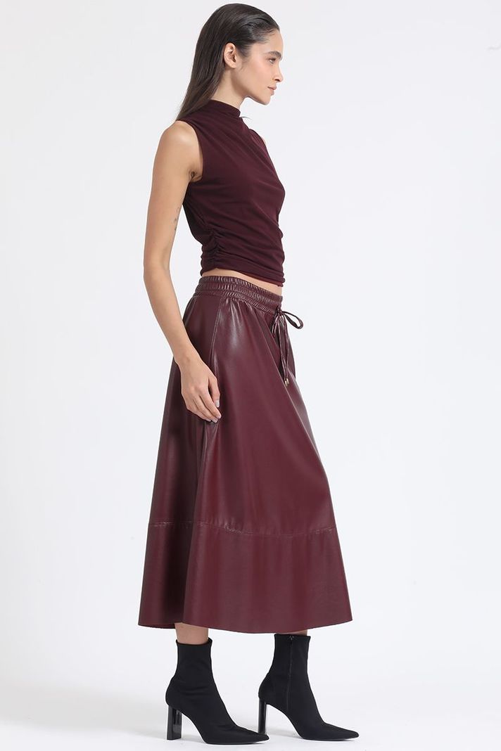 Falda Amplia Midi Efecto Cuero, Vino Liola-1