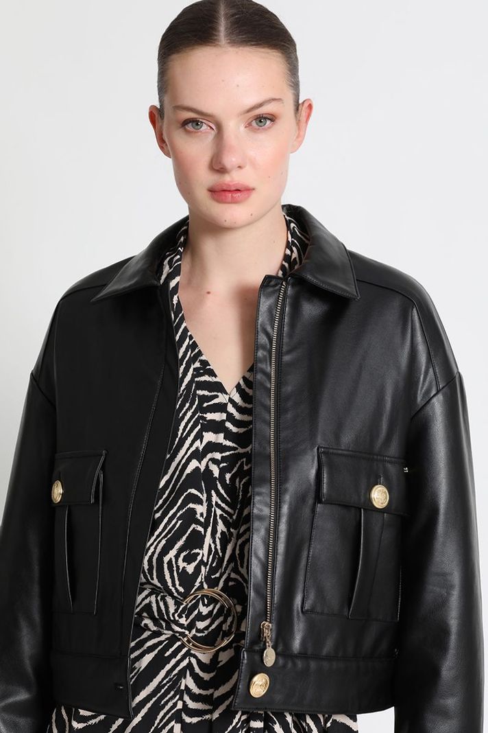 Chaqueta Corta Efecto Piel Negro Liola-4