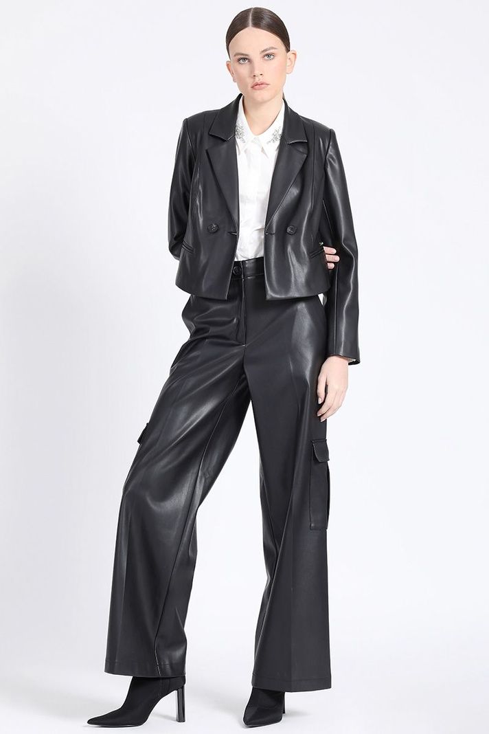 Blazer Cropped Cruzado Efecto Cuero, Negro Liola-2