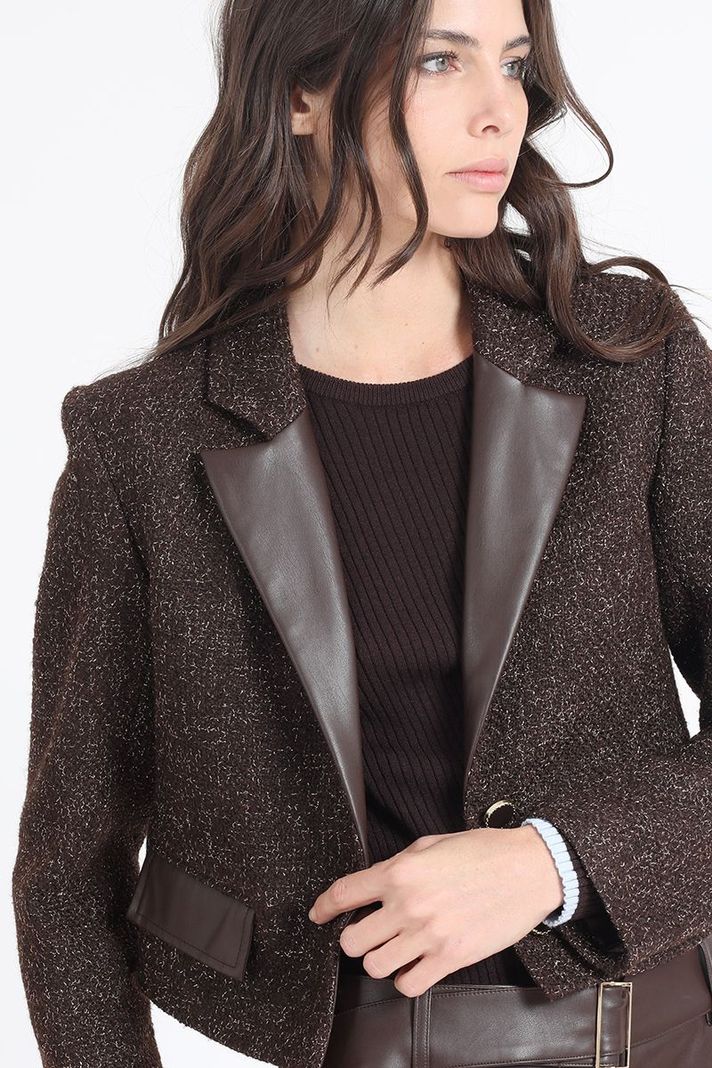 Blazer Crop Tweed Fantasia Con Aplicación Cuero, Café Liola-0