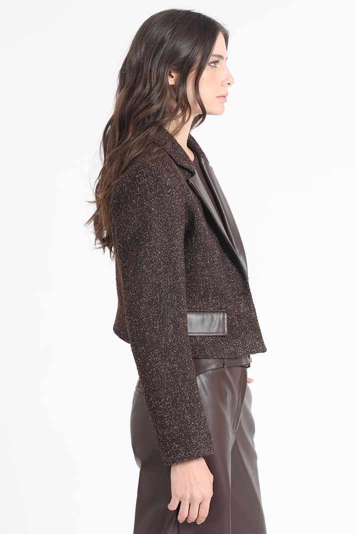 Blazer Crop Tweed Fantasia Con Aplicación Cuero, Café Liola-3