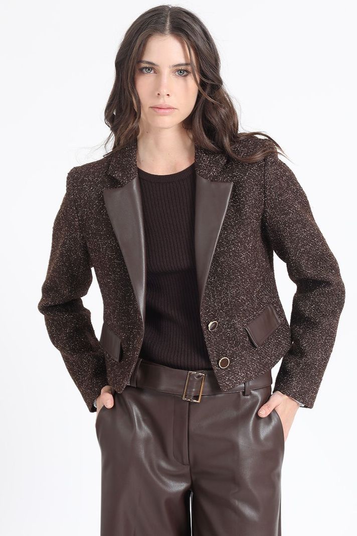 Blazer Crop Tweed Fantasia Con Aplicación Cuero, Café Liola-5