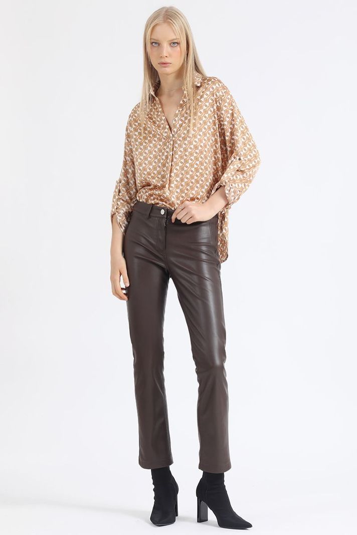 Pantalon Pitillo, Tiro Medio, Efecto Cuero, Chocolate Liola-0