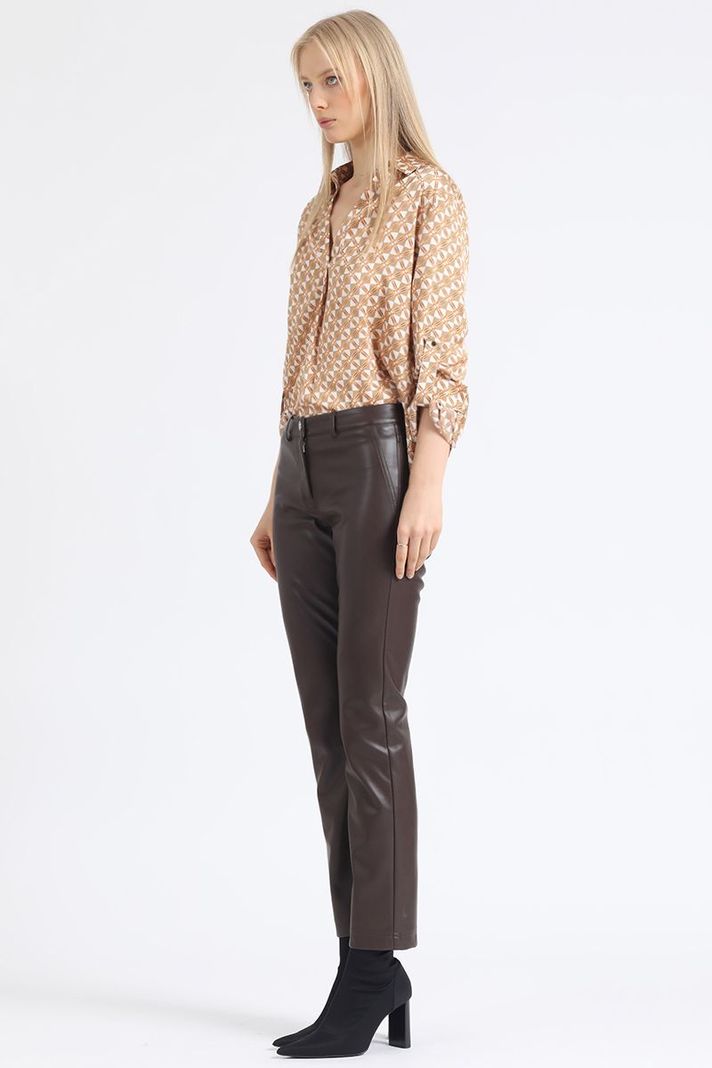 Pantalon Pitillo, Tiro Medio, Efecto Cuero, Chocolate Liola-1
