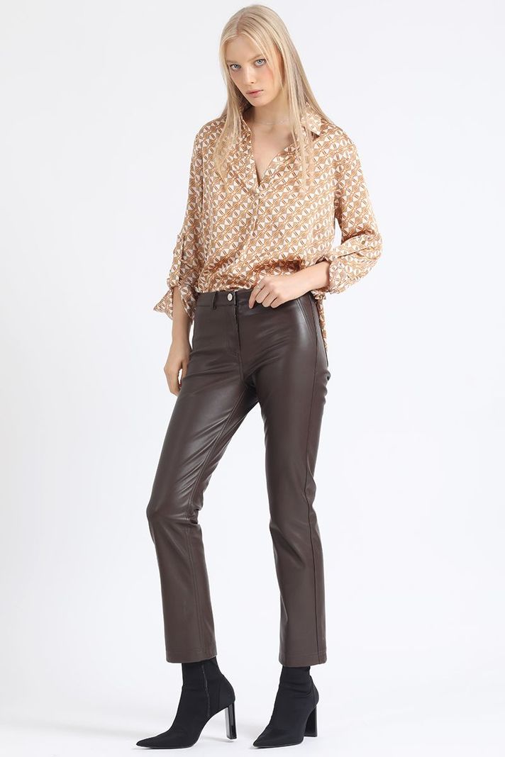 Pantalon Pitillo, Tiro Medio, Efecto Cuero, Chocolate Liola-2