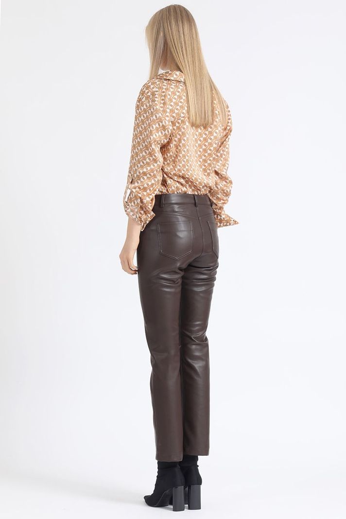 Pantalon Pitillo, Tiro Medio, Efecto Cuero, Chocolate Liola-3