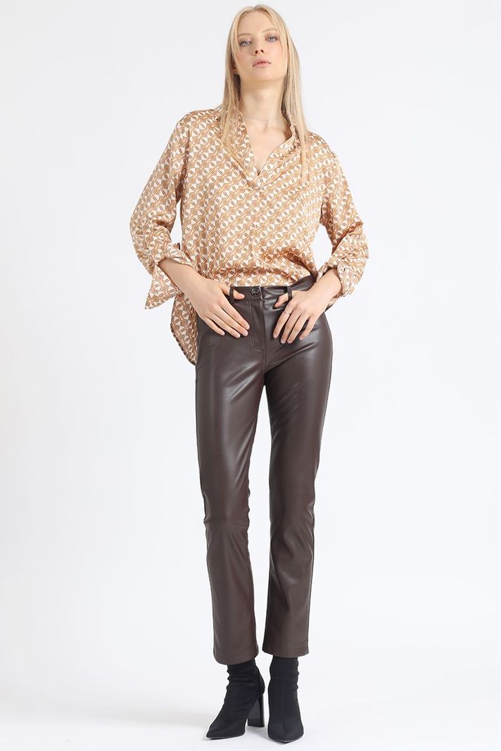 Pantalon Pitillo, Tiro Medio, Efecto Cuero, Chocolate Liola-4