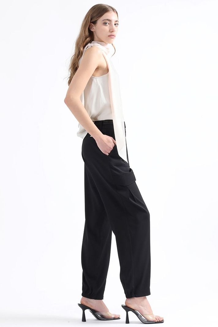 Pantalon Cargo Tiro Medio Cinturon Strass, Negro Liola-2