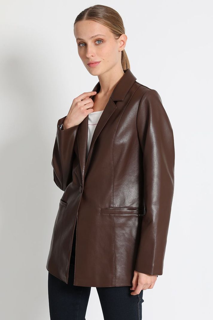 Blazer Entallado Efecto Piel Cafe Liola