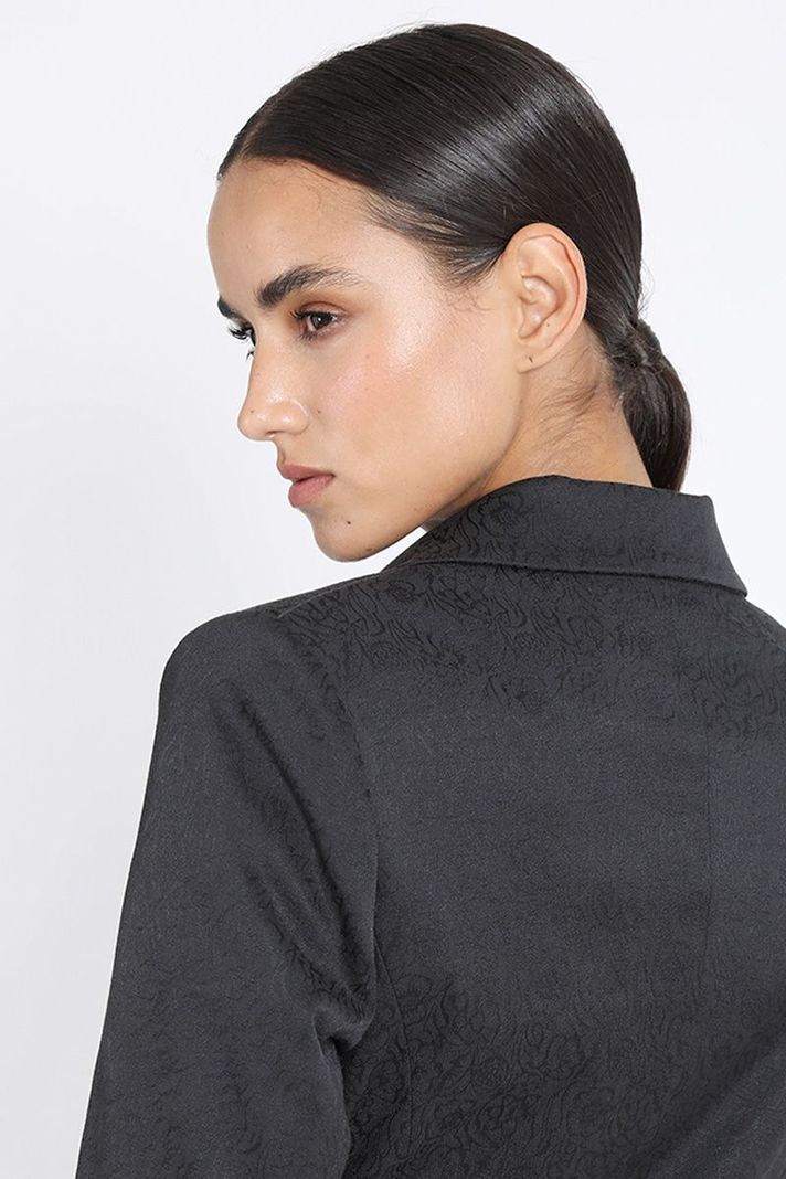 Blazer Largo Entallado Jacquard Negro Liola-5