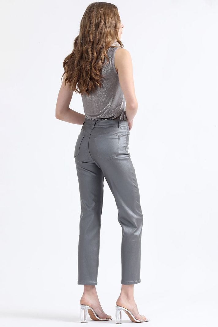 Pantalon Slim Tiro Medio, Metalizado, Gris Liola-3