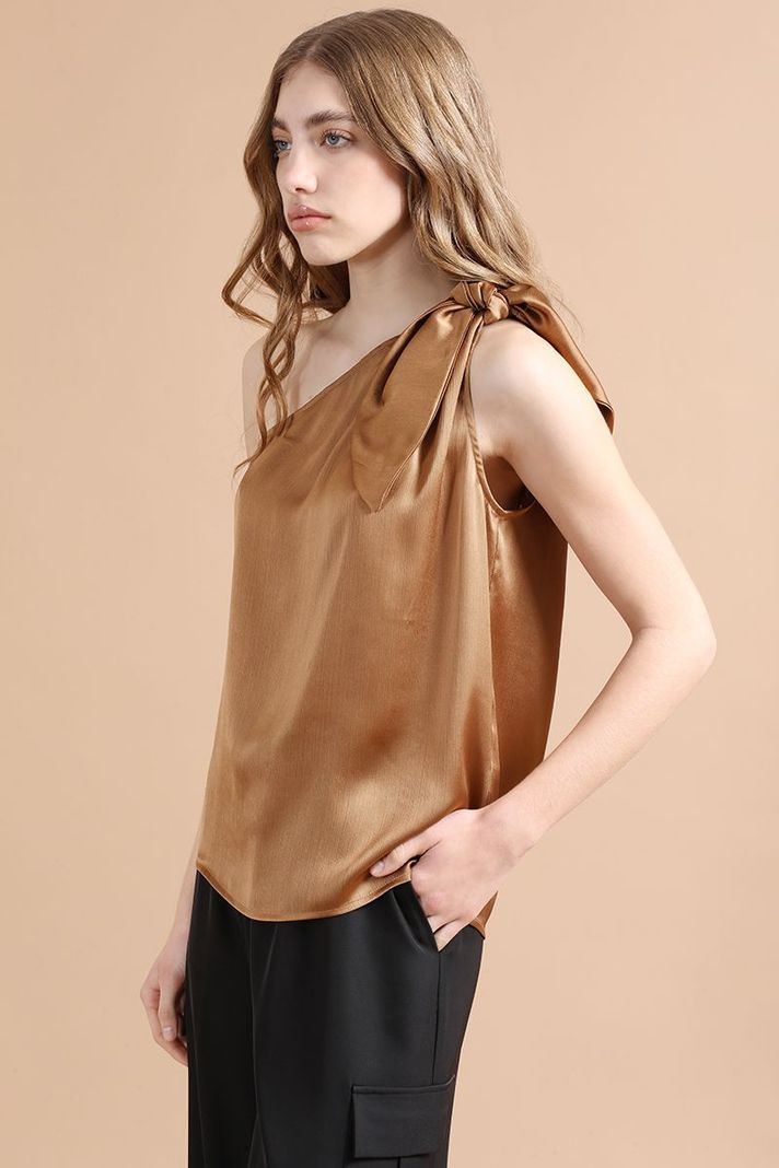 Top Satin Asimetrico, Anudado En Hombro, Café Liola-4