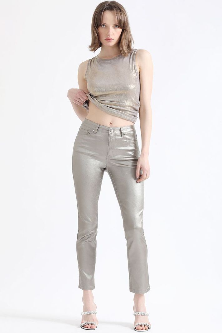Pantalon Slim Tiro Medio, Metalizado, Café Liola-0
