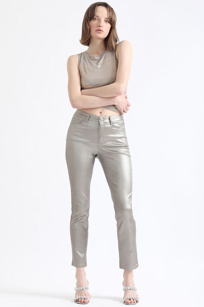 Pantalon Slim Tiro Medio, Metalizado, Café Liola-1