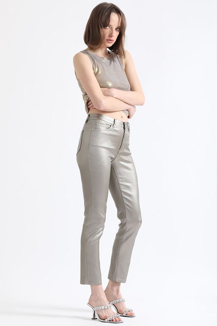 Pantalon Slim Tiro Medio, Metalizado, Café Liola-2
