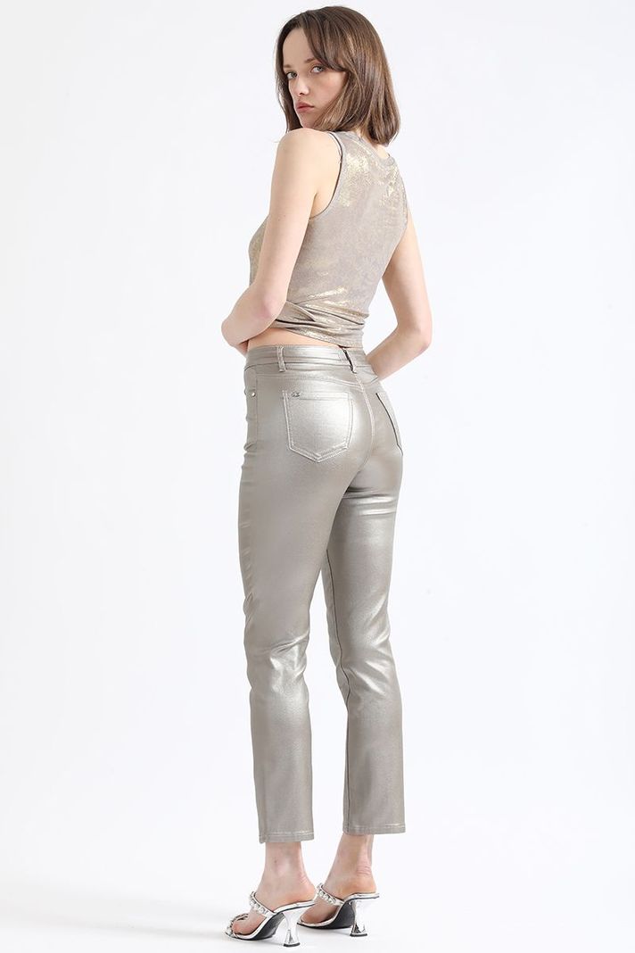 Pantalon Slim Tiro Medio, Metalizado, Café Liola-3