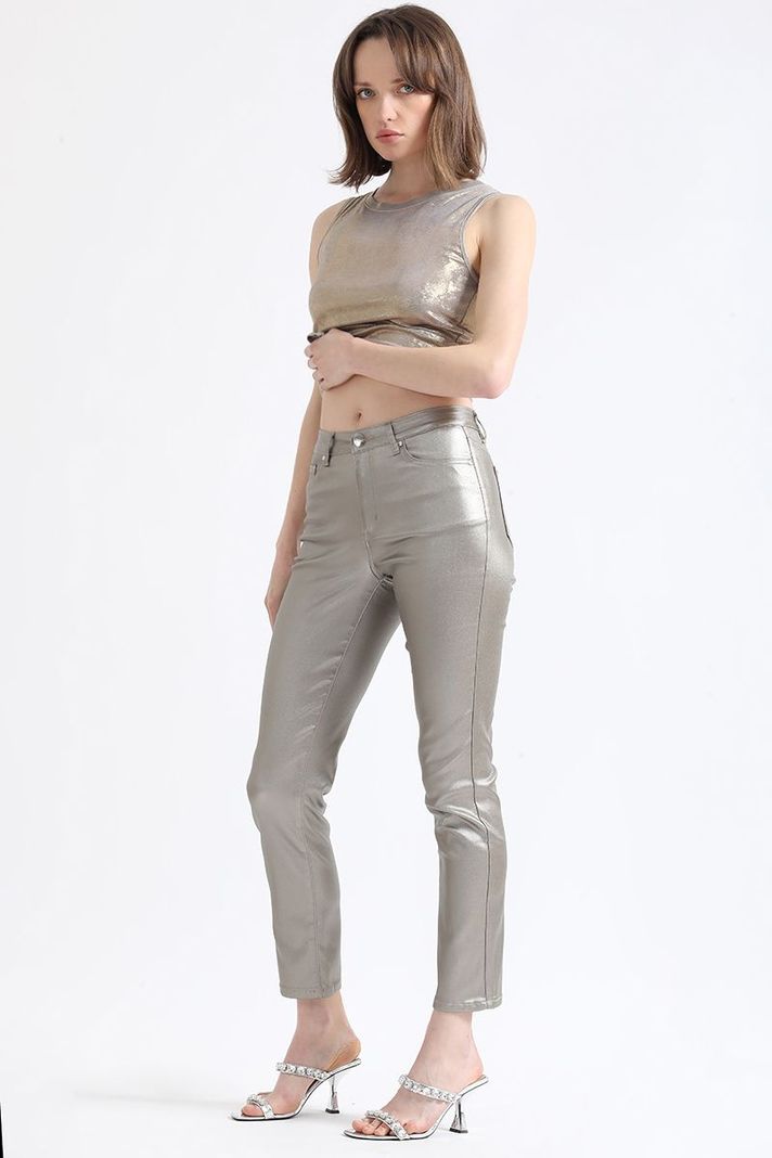 Pantalon Slim Tiro Medio, Metalizado, Café Liola-4
