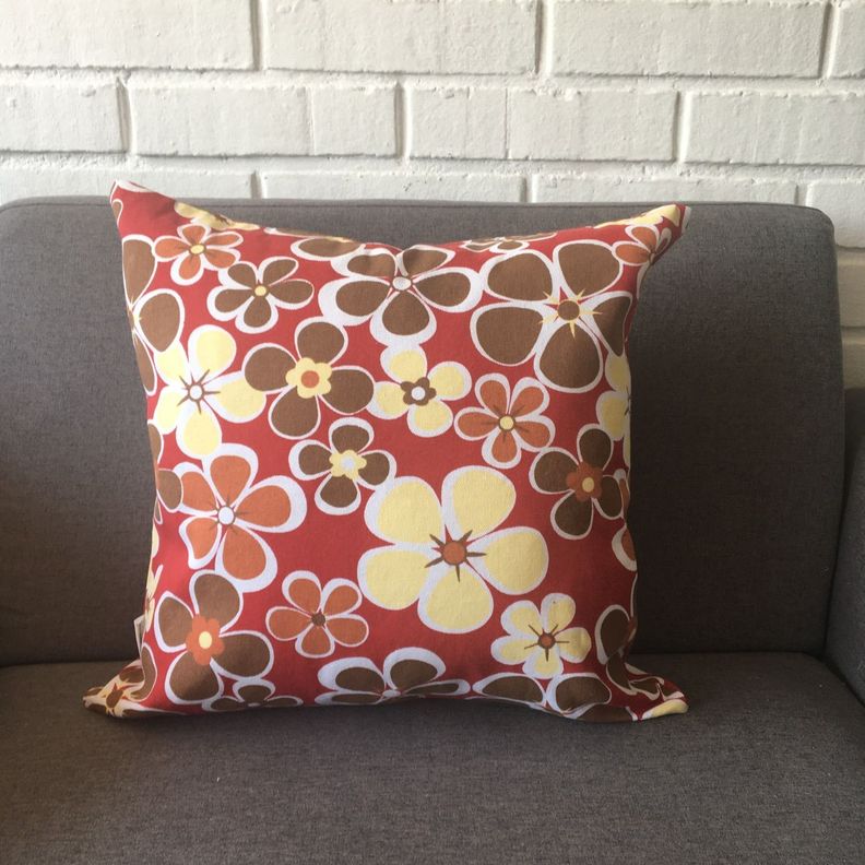 COJIN DECORATIVO DISEÑO ROJO FLORES AMARILLAS Y CAFE 60X60 RELLENO-1
