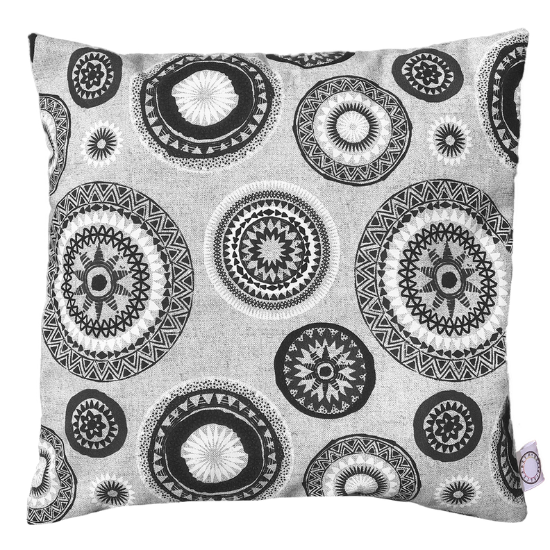 COJIN DECORATIVO DISENO MANDALAS BLANCO NEGRO 50x50 RELLENO