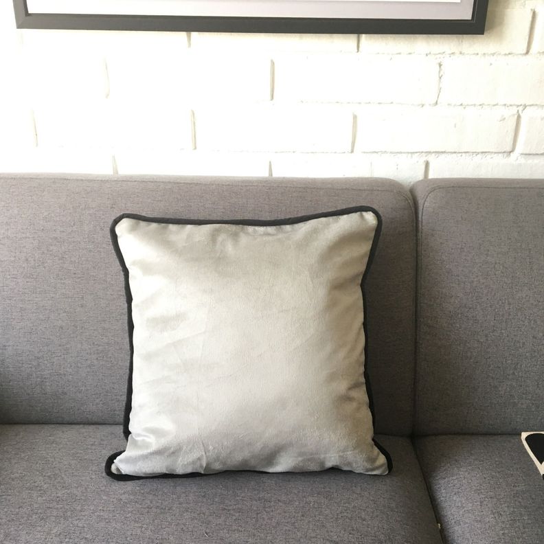 COJIN DECORATIVO DISEÑO GRIS BORDE NEGRO 45X45 RELLENO-2